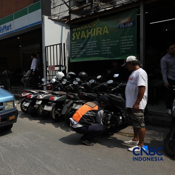 Pemerintah Provinsi DKI Jakarta menggelar operasi penertiban parkir liar dan juru parkir (jukir) liar secara serentak di lima wilayah kota administrasi salah satunya di Kebon Kacang, Jakarta, Senin (8/6/2026). (CNBC Indonesia/Tri Susilo)