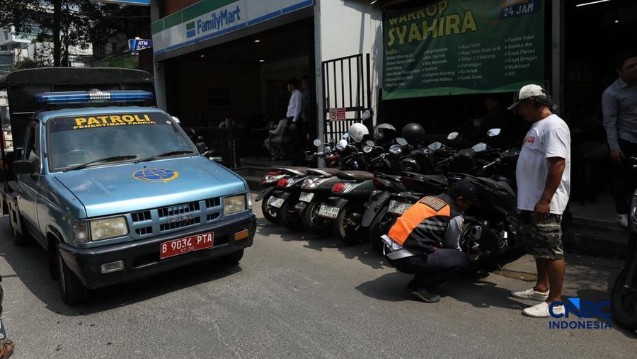 Pemerintah Provinsi DKI Jakarta menggelar operasi penertiban parkir liar dan juru parkir (jukir) liar secara serentak di lima wilayah kota administrasi salah satunya di Kebon Kacang, Jakarta, Senin (8/6/2026). (CNBC Indonesia/Tri Susilo)