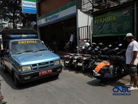 Pemerintah Provinsi DKI Jakarta menggelar operasi penertiban parkir liar dan juru parkir (jukir) liar secara serentak di lima wilayah kota administrasi salah satunya di Kebon Kacang, Jakarta, Senin (8/6/2026). (CNBC Indonesia/Tri Susilo)