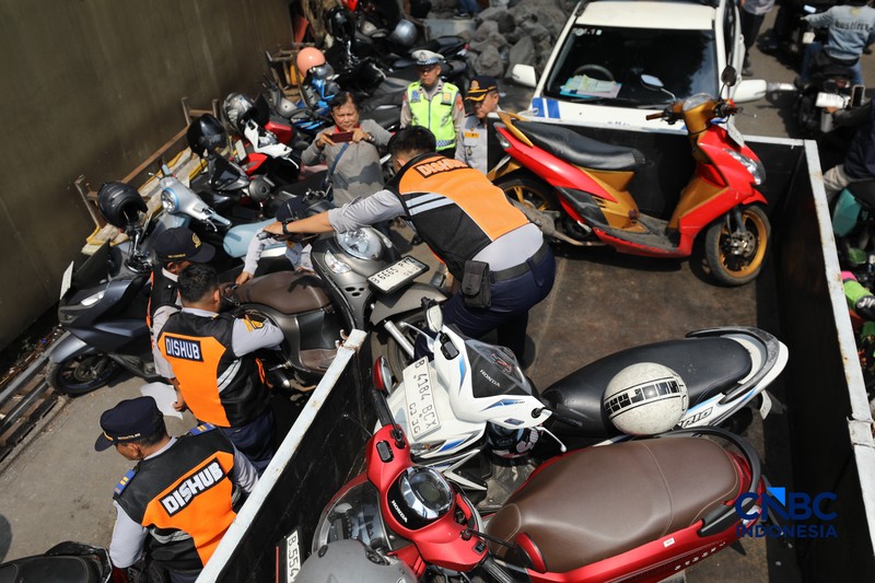 Pemerintah Provinsi DKI Jakarta menggelar operasi penertiban parkir liar dan juru parkir (jukir) liar secara serentak di lima wilayah kota administrasi salah satunya di Kebon Kacang, Jakarta, Senin (8/6/2026). (CNBC Indonesia/Tri Susilo)