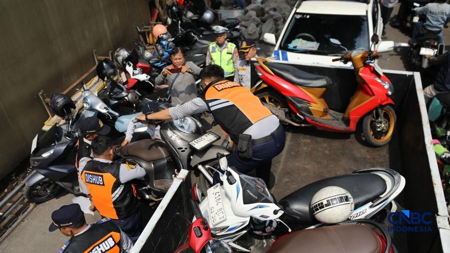 Pemerintah Provinsi DKI Jakarta menggelar operasi penertiban parkir liar dan juru parkir (jukir) liar secara serentak di lima wilayah kota administrasi salah satunya di Kebon Kacang, Jakarta, Senin (8/6/2026).