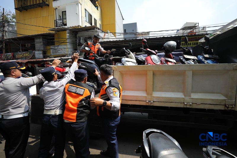 Pemerintah Provinsi DKI Jakarta menggelar operasi penertiban parkir liar dan juru parkir (jukir) liar secara serentak di lima wilayah kota administrasi salah satunya di Kebon Kacang, Jakarta, Senin (8/6/2026). (CNBC Indonesia/Tri Susilo)
