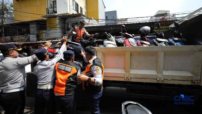 Pemerintah Provinsi DKI Jakarta menggelar operasi penertiban parkir liar dan juru parkir (jukir) liar secara serentak di lima wilayah kota administrasi salah satunya di Kebon Kacang, Jakarta, Senin (8/6/2026).