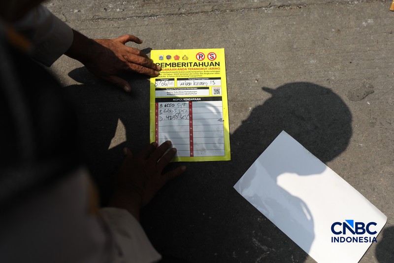 Pemerintah Provinsi DKI Jakarta menggelar operasi penertiban parkir liar dan juru parkir (jukir) liar secara serentak di lima wilayah kota administrasi salah satunya di Kebon Kacang, Jakarta, Senin (8/6/2026). (CNBC Indonesia/Tri Susilo)