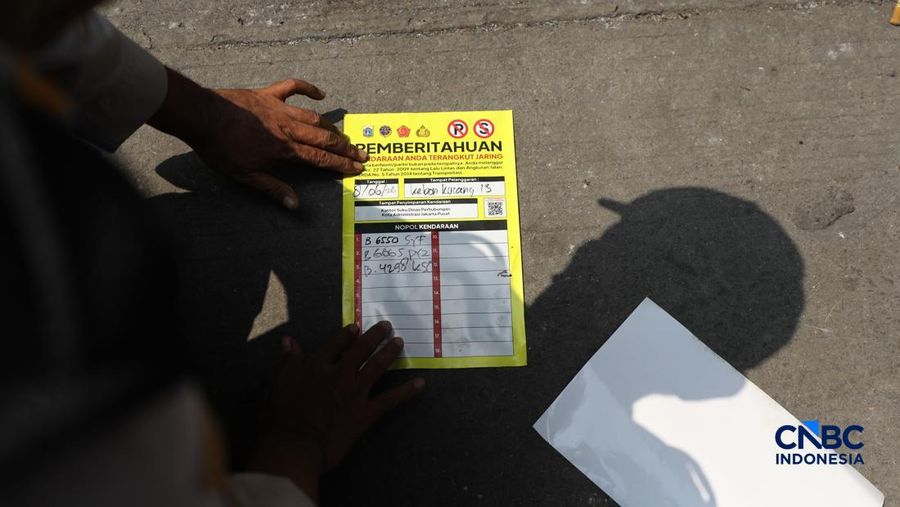 Pemerintah Provinsi DKI Jakarta menggelar operasi penertiban parkir liar dan juru parkir (jukir) liar secara serentak di lima wilayah kota administrasi salah satunya di Kebon Kacang, Jakarta, Senin (8/6/2026).