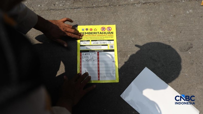 Pemerintah Provinsi DKI Jakarta menggelar operasi penertiban parkir liar dan juru parkir (jukir) liar secara serentak di lima wilayah kota administrasi salah satunya di Kebon Kacang, Jakarta, Senin (8/6/2026).
