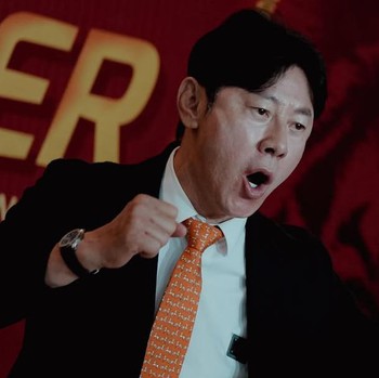 Persija Jakarta memperkenalkan Shin Tae-yong sebagai pelatih baru klub berjuluk Macan Kemayoran tersebut. Perkenalan itu digelar di Jakarta International Stadium, Jakarta Utara, Senin (8/6/2026) siang WIB. (Instagram/persija)