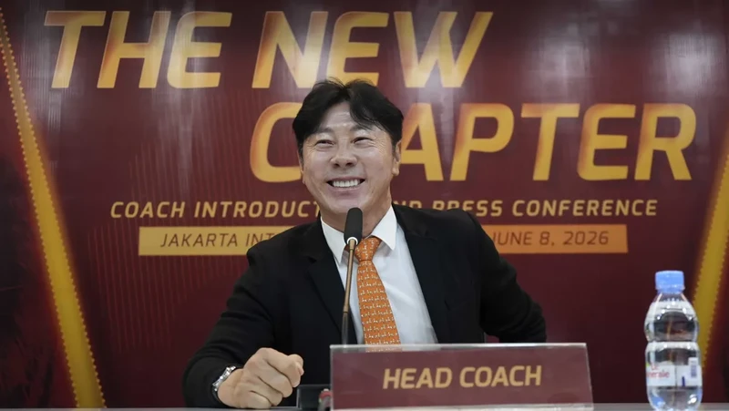 Persija Jakarta memperkenalkan Shin Tae-yong sebagai pelatih baru klub berjuluk Macan Kemayoran tersebut. Perkenalan itu digelar di Jakarta International Stadium, Jakarta Utara, Senin (8/6/2026) siang WIB.