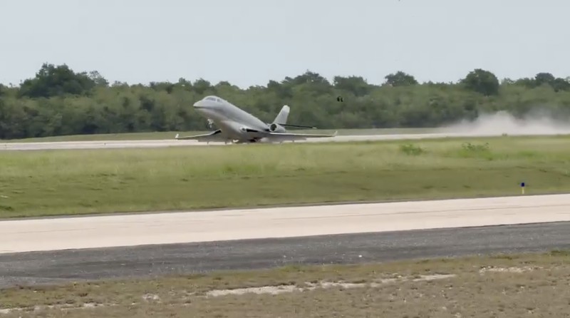 Pesawat jet pribadi Gulfstream G200 melakukan pendaratan darurat, keluar dari landasan pacu, lalu terbakar di Bandara Internasional La Romana, Republik Dominika. (Tangkapan Layar Video X/@aero_in)