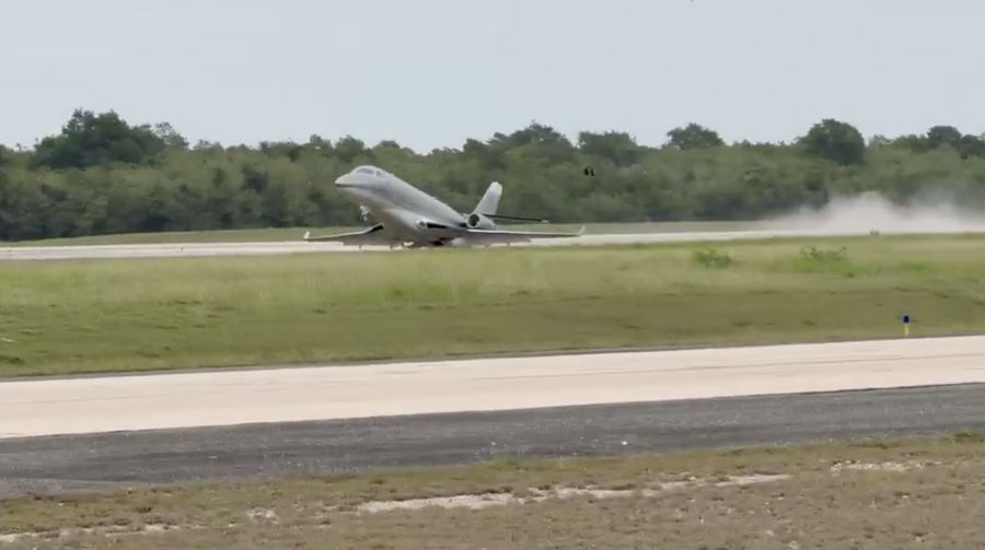 Pesawat jet pribadi Gulfstream G200 melakukan pendaratan darurat, keluar dari landasan pacu, lalu terbakar di Bandara Internasional La Romana, Republik Dominika. (Tangkapan Layar Video X/@aero_in)