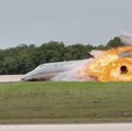 Pesawat jet pribadi Gulfstream G200 melakukan pendaratan darurat, keluar dari landasan pacu, lalu terbakar di Bandara Internasional La Romana, Republik Dominika. (Tangkapan Layar Video X/@aero_in)