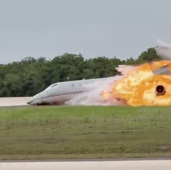Pesawat jet pribadi Gulfstream G200 melakukan pendaratan darurat, keluar dari landasan pacu, lalu terbakar di Bandara Internasional La Romana, Republik Dominika. (Tangkapan Layar Video X/@aero_in)