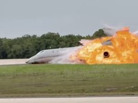 Pesawat jet pribadi Gulfstream G200 melakukan pendaratan darurat, keluar dari landasan pacu, lalu terbakar di Bandara Internasional La Romana, Republik Dominika. (Tangkapan Layar Video X/@aero_in)