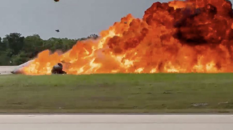 Pesawat jet pribadi Gulfstream G200 melakukan pendaratan darurat, keluar dari landasan pacu, lalu terbakar di Bandara Internasional La Romana, Republik Dominika.