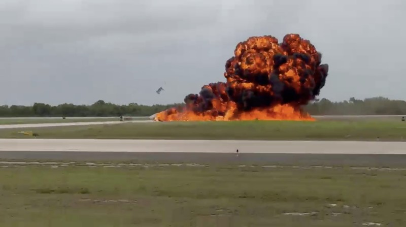Pesawat jet pribadi Gulfstream G200 melakukan pendaratan darurat, keluar dari landasan pacu, lalu terbakar di Bandara Internasional La Romana, Republik Dominika. (Tangkapan Layar Video X/@aero_in)