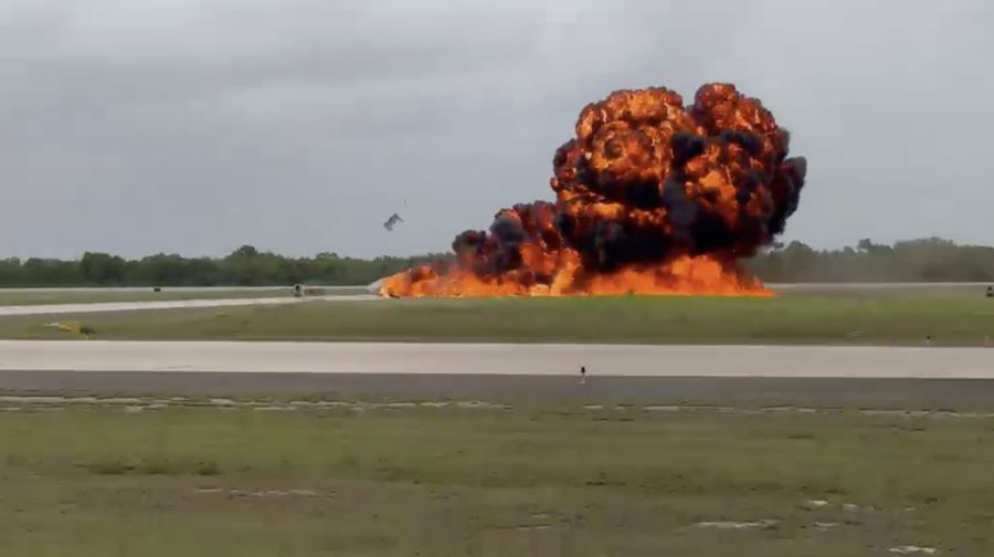 Pesawat jet pribadi Gulfstream G200 melakukan pendaratan darurat, keluar dari landasan pacu, lalu terbakar di Bandara Internasional La Romana, Republik Dominika.
