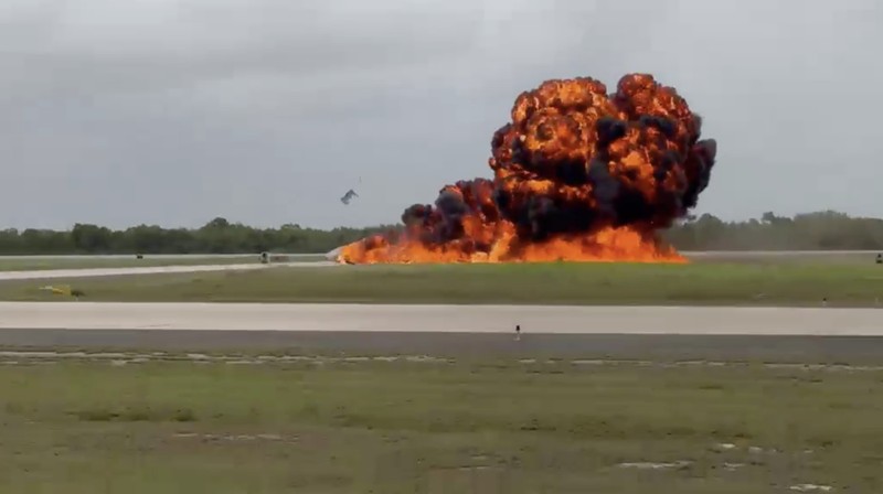 Pesawat jet pribadi Gulfstream G200 melakukan pendaratan darurat, keluar dari landasan pacu, lalu terbakar di Bandara Internasional La Romana, Republik Dominika.
