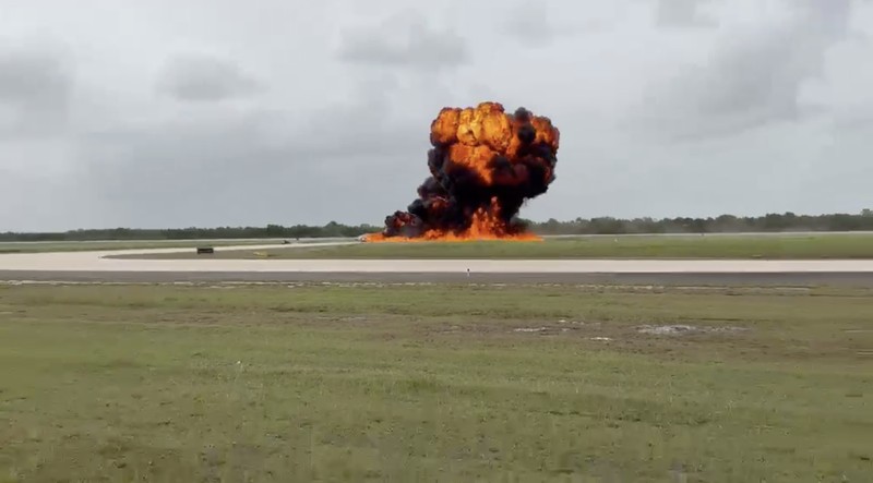 Pesawat jet pribadi Gulfstream G200 melakukan pendaratan darurat, keluar dari landasan pacu, lalu terbakar di Bandara Internasional La Romana, Republik Dominika. (Tangkapan Layar Video X/@aero_in)