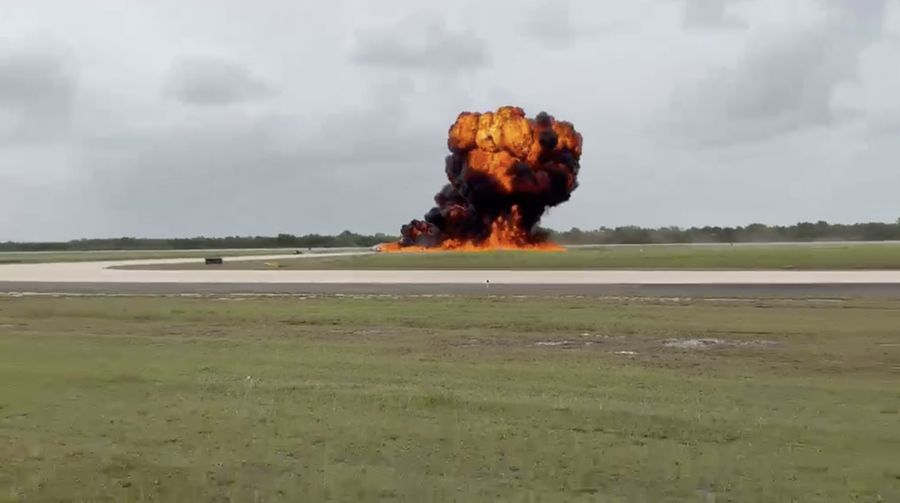 Pesawat jet pribadi Gulfstream G200 melakukan pendaratan darurat, keluar dari landasan pacu, lalu terbakar di Bandara Internasional La Romana, Republik Dominika.