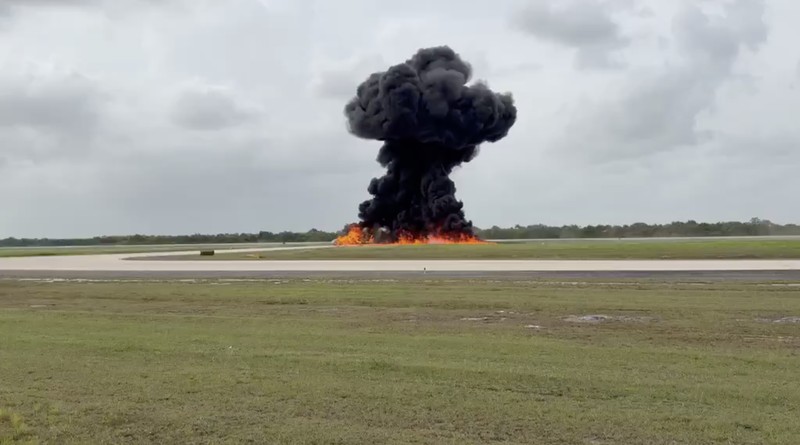 Pesawat jet pribadi Gulfstream G200 melakukan pendaratan darurat, keluar dari landasan pacu, lalu terbakar di Bandara Internasional La Romana, Republik Dominika. (Tangkapan Layar Video X/@aero_in)