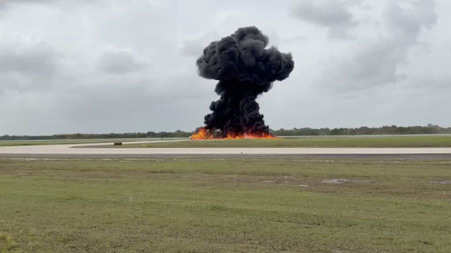 Pesawat jet pribadi Gulfstream G200 melakukan pendaratan darurat, keluar dari landasan pacu, lalu terbakar di Bandara Internasional La Romana, Republik Dominika.
