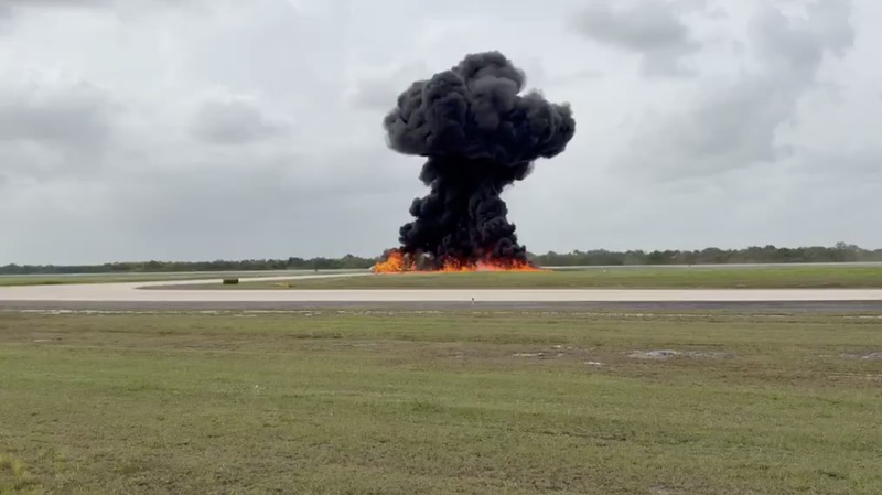 Pesawat jet pribadi Gulfstream G200 melakukan pendaratan darurat, keluar dari landasan pacu, lalu terbakar di Bandara Internasional La Romana, Republik Dominika.
