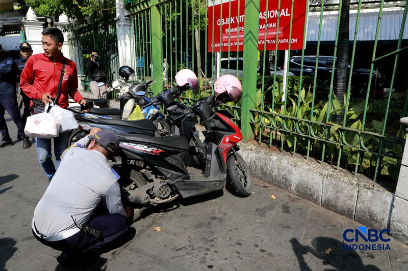 Pemerintah Provinsi DKI Jakarta menggelar operasi penertiban parkir liar dan juru parkir (jukir) liar secara serentak di lima wilayah kota administrasi salah satunya di Kebon Kacang, Jakarta, Senin (8/6/2026). (CNBC Indonesia/Tri Susilo)