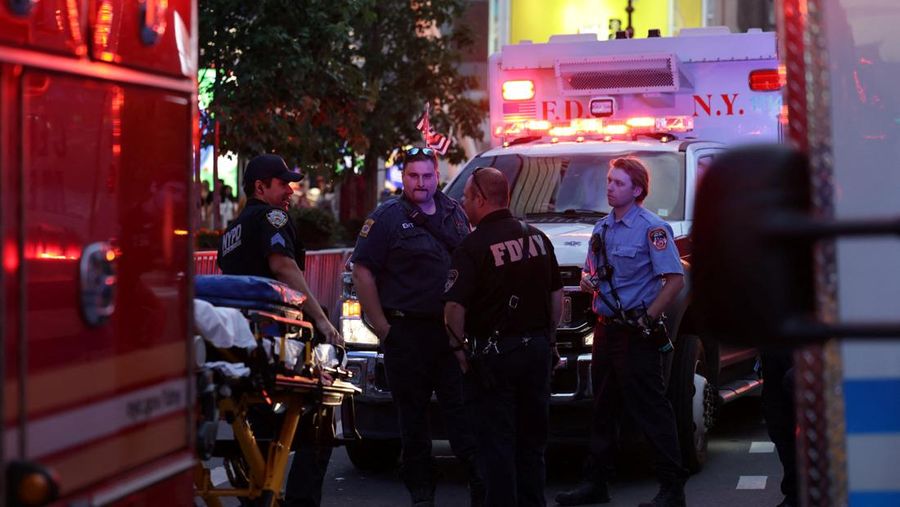 Petugas Kepolisian dan Pemadam Kebakaran New York berkumpul setelah laporan insiden penusukan di Stasiun Penn di Kota New York, AS, 7 Juni 2026. (REUTERS/Jeenah Moon)