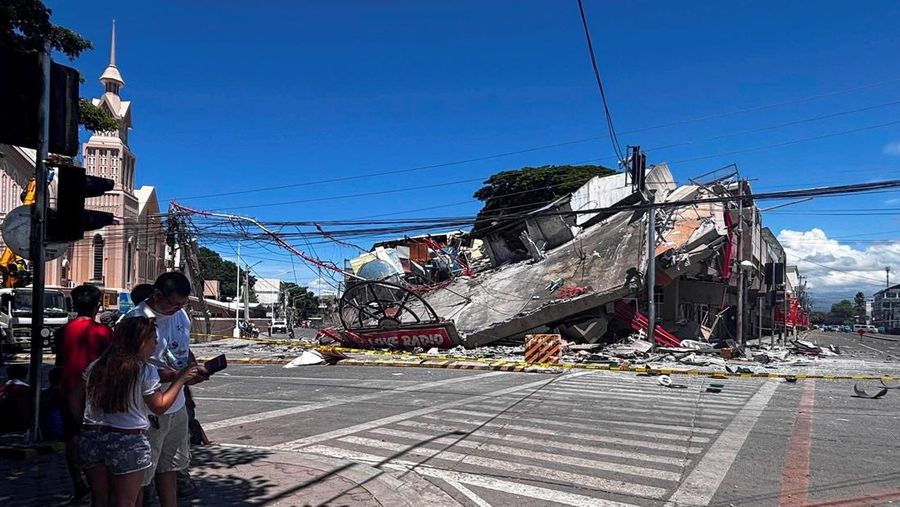 Kondisi bangunan yang runtuh setelah gempa berkek magnitude 7,8 di General Santos, Pulau Mindanao, Filipina, 8 Juni 2026. (REUTERS/Edwin Espejo)