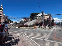 Kondisi bangunan yang runtuh setelah gempa berkek magnitude 7,8 di General Santos, Pulau Mindanao, Filipina, 8 Juni 2026. (REUTERS/Edwin Espejo)