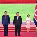 Presiden China Xi Jinping dan pemimpin Korea Utara Kim Jong Un menyaksikan parade saat Kim mengadakan upacara penyambutan untuk Xi di Lapangan Kim Il Sung di Pyongyang, Korea Utara, 8 Juni 2026. (Yin Bogu/Xinhua via REUTERS)