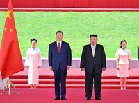 Presiden China Xi Jinping dan pemimpin Korea Utara Kim Jong Un menyaksikan parade saat Kim mengadakan upacara penyambutan untuk Xi di Lapangan Kim Il Sung di Pyongyang, Korea Utara, 8 Juni 2026. (Yin Bogu/Xinhua via REUTERS)