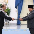 Presiden Indonesia Prabowo Subianto (kanan) menerima surat kepercayaan dari Abdalfatah Ahmed Khalil Alsattari selaku Duta Besar LBBP Designate Resident Negara Palestina untuk Republik Indonesia di Istana Merdeka, Jakarta, Senin (8/6/2026). (Dok. Biro