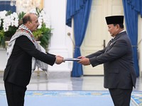 Presiden Indonesia Prabowo Subianto (kanan) menerima surat kepercayaan dari Abdalfatah Ahmed Khalil Alsattari selaku Duta Besar LBBP Designate Resident Negara Palestina untuk Republik Indonesia di Istana Merdeka, Jakarta, Senin (8/6/2026). (Dok. Biro