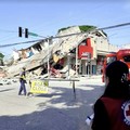 Reruntuhan restoran cepat saji Jollibee setelah gempa bumi berkek magnitude 7,8 di Kota General Santos pada 8 Juni 2026.  (Tangkapan Layar Video/REUTERS)