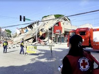 Reruntuhan restoran cepat saji Jollibee setelah gempa bumi berkek magnitude 7,8 di Kota General Santos pada 8 Juni 2026.  (Tangkapan Layar Video/REUTERS)