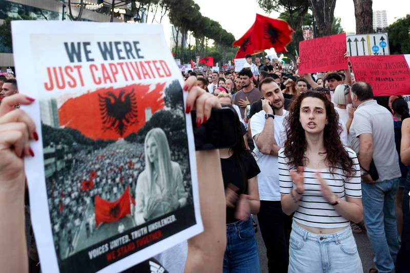 Ribuan warga Albania kembali berunjuk rasa di Tirana pada hari Minggu (7/6/2026) untuk menentang pembangunan yang direncanakan oleh sebuah perusahaan yang terkait dengan Jared Kushner, menantu Presiden AS Donald Trump. (REUTERS/Florion Goga)
