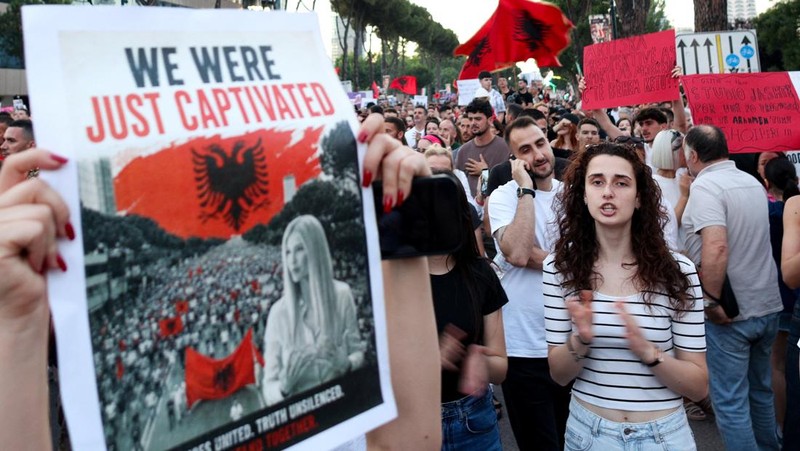 Ribuan warga Albania kembali berunjuk rasa di Tirana pada hari Minggu (7/6/2026) untuk menentang pembangunan yang direncanakan oleh sebuah perusahaan yang terkait dengan Jared Kushner, menantu Presiden AS Donald Trump. (REUTERS/Florion Goga)