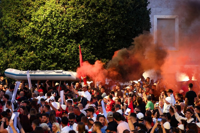 Ribuan warga Albania kembali berunjuk rasa di Tirana pada hari Minggu (7/6/2026) untuk menentang pembangunan yang direncanakan oleh sebuah perusahaan yang terkait dengan Jared Kushner, menantu Presiden AS Donald Trump. (REUTERS/Florion Goga)