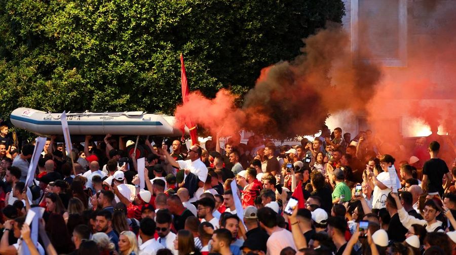 Ribuan penduduk Albania kembali berunjuk rasa di Tirana pada hari Minggu (7/6/2026) untuk menentang pembangunan nan direncanakan oleh sebuah perusahaan nan mengenai dengan Jared Kushner, menantu Presiden AS Donald Trump. (REUTERS/Florion Goga)
