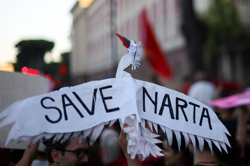 Ribuan warga Albania kembali berunjuk rasa di Tirana pada hari Minggu (7/6/2026) untuk menentang pembangunan yang direncanakan oleh sebuah perusahaan yang terkait dengan Jared Kushner, menantu Presiden AS Donald Trump. (REUTERS/Florion Goga)