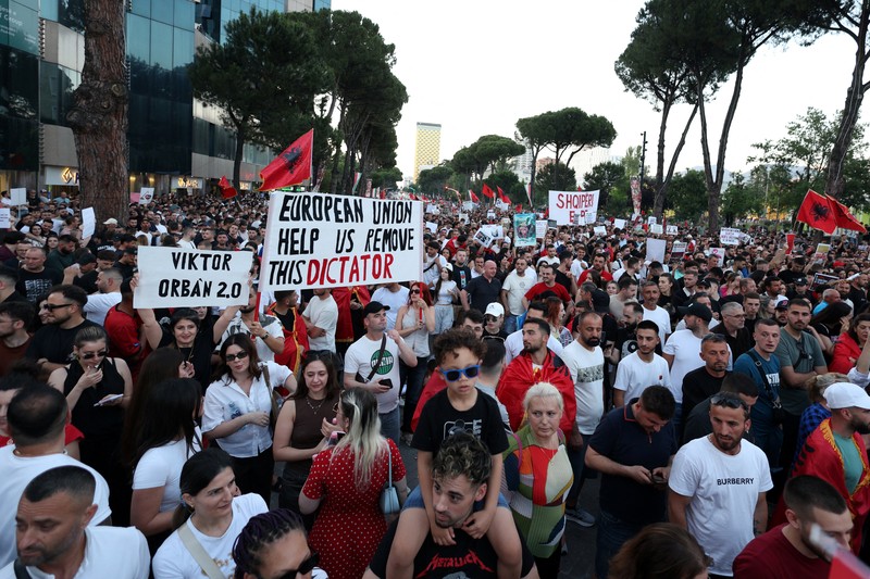 Ribuan warga Albania kembali berunjuk rasa di Tirana pada hari Minggu (7/6/2026) untuk menentang pembangunan yang direncanakan oleh sebuah perusahaan yang terkait dengan Jared Kushner, menantu Presiden AS Donald Trump. (REUTERS/Florion Goga)