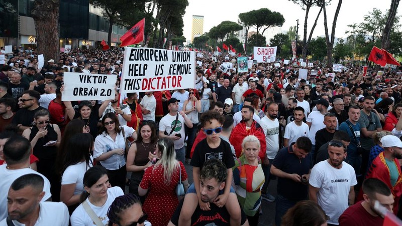 Ribuan warga Albania kembali berunjuk rasa di Tirana pada hari Minggu (7/6/2026) untuk menentang pembangunan yang direncanakan oleh sebuah perusahaan yang terkait dengan Jared Kushner, menantu Presiden AS Donald Trump. (REUTERS/Florion Goga)