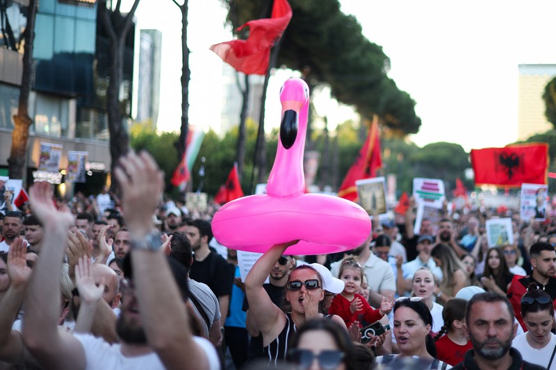 Ribuan warga Albania kembali berunjuk rasa di Tirana pada hari Minggu (7/6/2026) untuk menentang pembangunan yang direncanakan oleh sebuah perusahaan yang terkait dengan Jared Kushner, menantu Presiden AS Donald Trump. (REUTERS/Florion Goga)