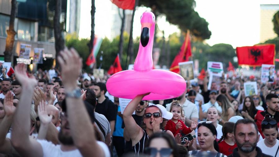 Ribuan penduduk Albania kembali berunjuk rasa di Tirana pada hari Minggu (7/6/2026) untuk menentang pembangunan nan direncanakan oleh sebuah perusahaan nan mengenai dengan Jared Kushner, menantu Presiden AS Donald Trump. (REUTERS/Florion Goga)