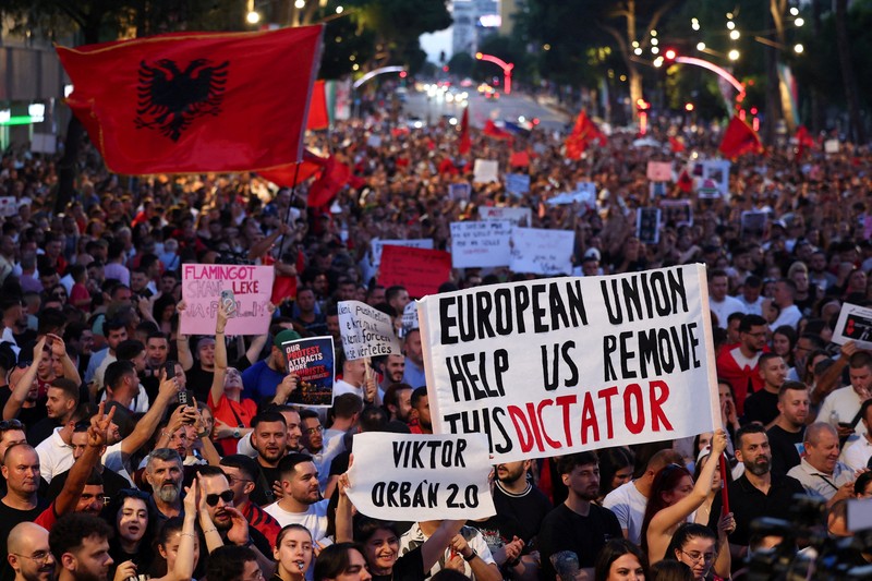 Ribuan warga Albania kembali berunjuk rasa di Tirana pada hari Minggu (7/6/2026) untuk menentang pembangunan yang direncanakan oleh sebuah perusahaan yang terkait dengan Jared Kushner, menantu Presiden AS Donald Trump. (REUTERS/Florion Goga)