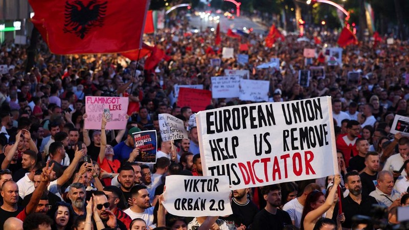 Ribuan warga Albania kembali berunjuk rasa di Tirana pada hari Minggu (7/6/2026) untuk menentang pembangunan yang direncanakan oleh sebuah perusahaan yang terkait dengan Jared Kushner, menantu Presiden AS Donald Trump. (REUTERS/Florion Goga)