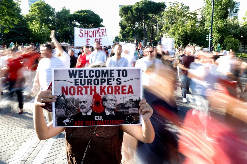 Ribuan warga Albania kembali berunjuk rasa di Tirana pada hari Minggu (7/6/2026) untuk menentang pembangunan yang direncanakan oleh sebuah perusahaan yang terkait dengan Jared Kushner, menantu Presiden AS Donald Trump. (REUTERS/Florion Goga)