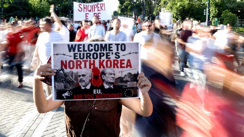 Ribuan warga Albania kembali berunjuk rasa di Tirana pada hari Minggu (7/6/2026) untuk menentang pembangunan yang direncanakan oleh sebuah perusahaan yang terkait dengan Jared Kushner, menantu Presiden AS Donald Trump. (REUTERS/Florion Goga)