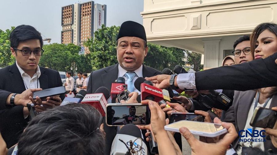 Foto: Presiden KSPI Said Iqbal saat menyampaikan keterangan kepada media saat tiba di Istana Kepresidenan, Jakarta, Senin (8/6/2026). (CNBC Indonesia/Emir Yanwardhana)